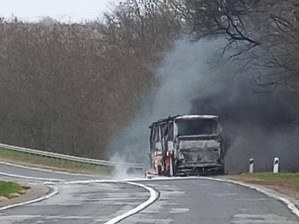 FOTO // Un autocar cu pasageri a luat foc în apropiere de Strășeni. Poliția: Ducea oamenii la protest